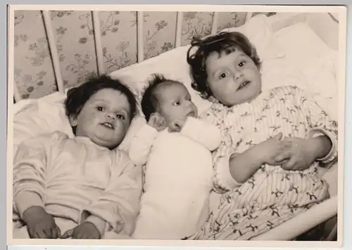 (F25252) Orig. Foto 3 Kinder liegen in einem Bett 1950/60er