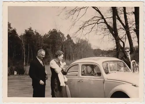 (F25250) Orig. Foto Personen an einem VW Käfer 1962