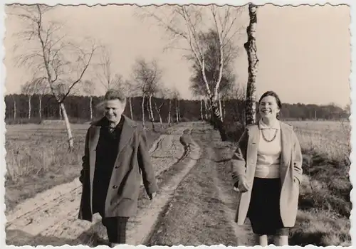 (F25248) Orig. Foto Frauen spazieren auf Feldweg 1961
