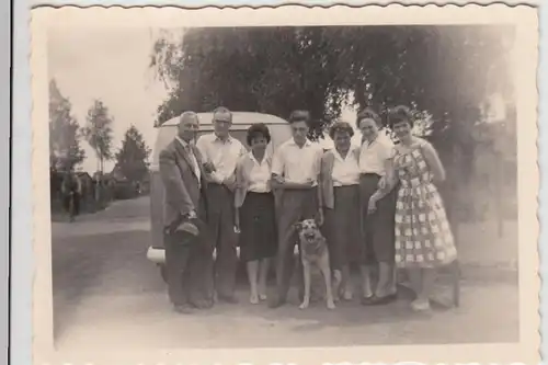 (F25247) Orig. Foto Personen mit Hund an einem Transporter 1960