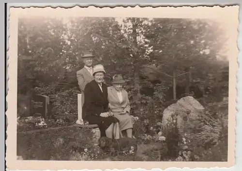 (F25245) Orig. Foto Berlin-Lichtenrade, Personen auf dem Friedhof 1958