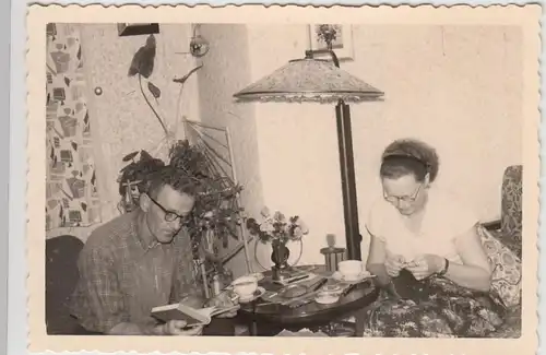 (F25243) Orig. Foto Personen zu Hause an einem kleinen Tisch 1958