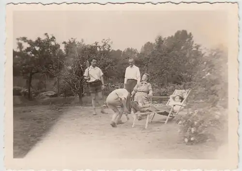 (F25237) Orig. Foto Personen spielen im Garten in Berlin Tegel 1957