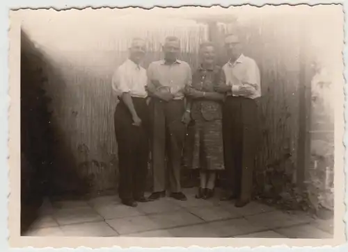 (F25236) Orig. Foto Personen in einem Wartehäuschen o.ä., Berlin Tegel 1957