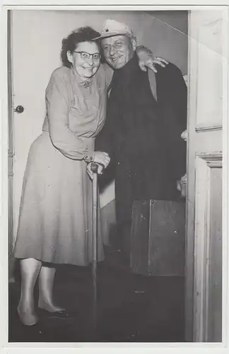 (F25233) Orig. Foto älteres Paar mit Koffer und Gehstock 1955