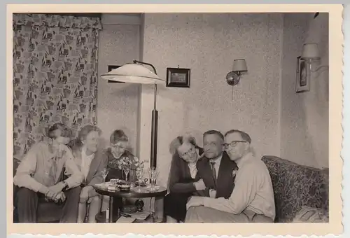 (F25228) Orig. Foto Personen am Tisch zu Hause in Dörverden 1956