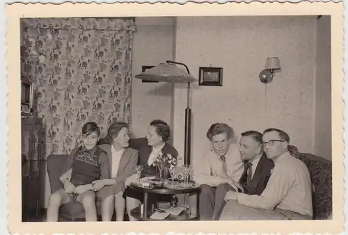 (F25227) Orig. Foto Personen am Tisch zu Hause in Dörverden 1956
