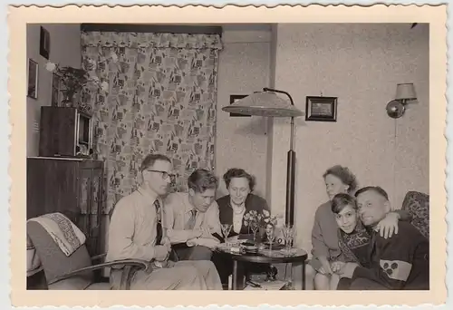 (F25226) Orig. Foto Personen am Tisch zu Hause in Dörverden 1956