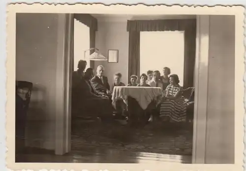 (F25224) Orig. Foto Personen sitzen zu Hause am Tisch 1956