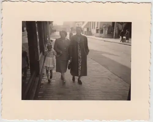 (F25219) Orig. Foto Personen auf der Straße in Achim (Verden) 1956