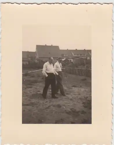 (F25218) Orig. Foto Männer im Freien in Achim (Verden) 1956