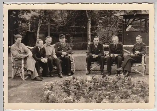 (F25209) Orig. Foto Männer im Garten a. Birkenbänke in Oldenburg 1954