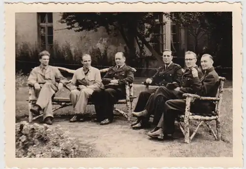 (F25208) Orig. Foto Männer im Garten a. Birkenbänke in Oldenburg 1954