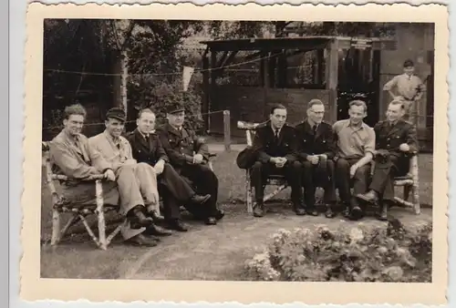 (F25207) Orig. Foto Männer im Garten a. Birkenbänke in Oldenburg 1954