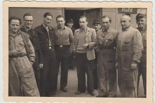 (F25202) Orig. Foto Arbeiter vor einer Werkhalle in Delmenhorst 1951