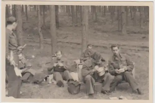 (F25197) Orig. Foto deutsche Soldaten bei der Rast im Wald 1940er