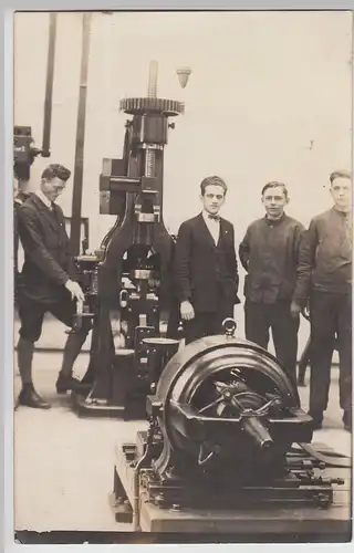 (F25192) Orig. Foto Personen a.e. Materialprüfmaschine 1920er