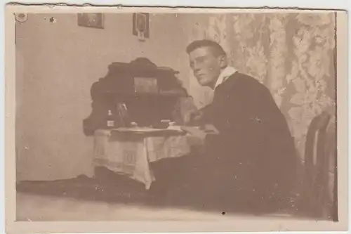 (F25190) Orig. Foto junger Mann am Schreibtisch 1924