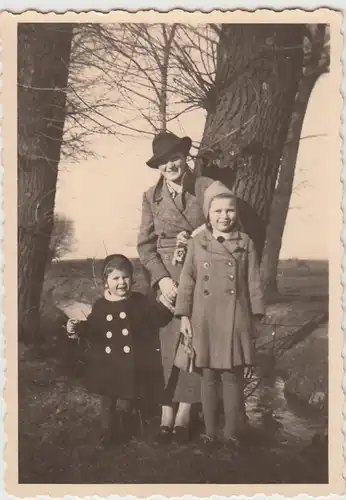 (F25189) Orig. Foto Frau m. Kinder Mechthild u. Bärbel im Freien 1938