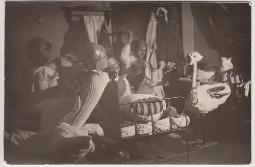 (F25178) Orig. Foto Personen im Bett, gebauter Klapperstorch 1920er