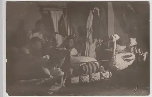 (F25177) Orig. Foto Personen im Bett, gebauter Klapperstorch 1920er