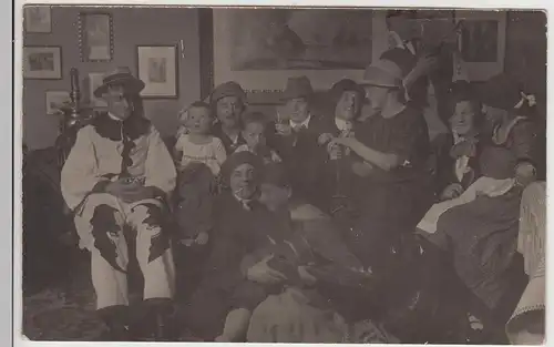 (F25176) Orig. Foto Personen in der Stube, Fastnachtfeier 1920er
