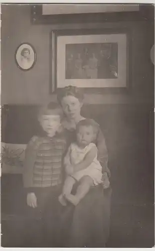 (F25167) Orig. Foto Frau mit Kindern in der Wohnung 1924