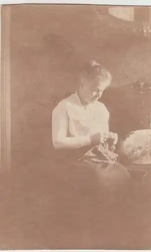 (F25169) Orig. Foto Frau strickt in der Stube 1925