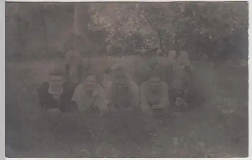(F25165) Orig. Foto Personen liegen auf der Wiese 1925