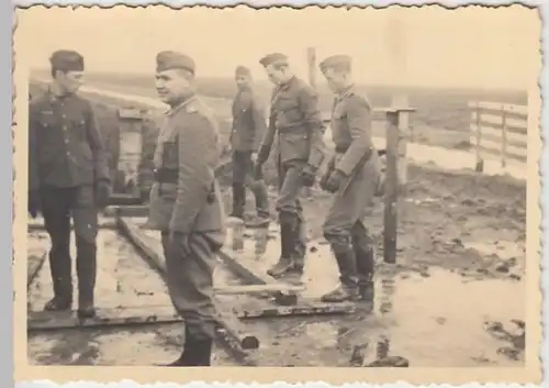 (F2515) Orig. Foto 2.WK, Soldaten, Bau einer Baracke (?), 1940er