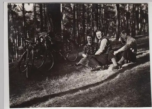(F25113) Orig. Foto Berlin Grunewald, Personen unterwegs mit Fahrrad 1938