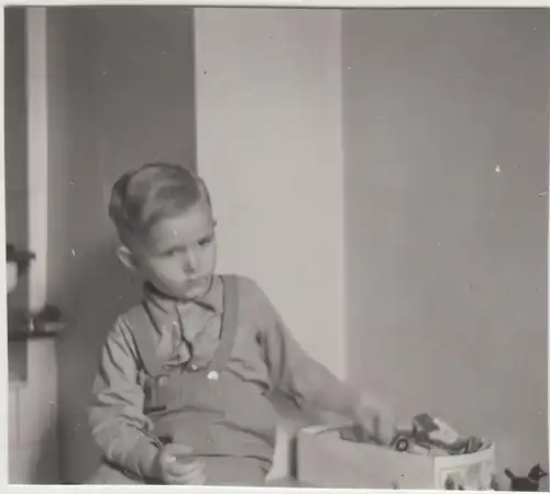 (F25111) Orig. Foto kleiner Junge mit Spielzeugkiste 1938