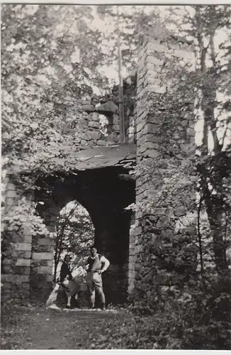 (F25106) Orig. Foto Burg Schwarzberg, Personen am Goßdorfer Raubschloss 1937