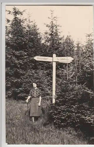 (F25092) Orig. Foto Wehrsdorf, Frau am Wegweiser 1937