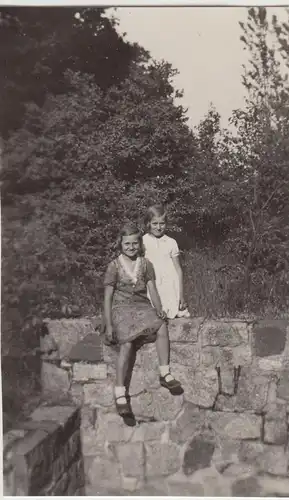 (F25069) Orig. Foto Mädchen sitzen auf kleiner Mauer 1936