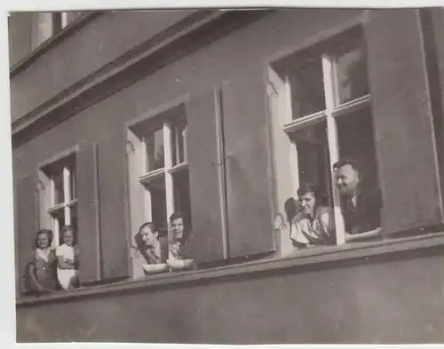 (F25068) Orig. Foto Personen schauen aus Fenstern 1936