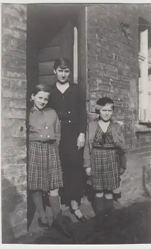 (F25067) Orig. Foto Frau u. 2 Mädchen am Hauseingang 1936