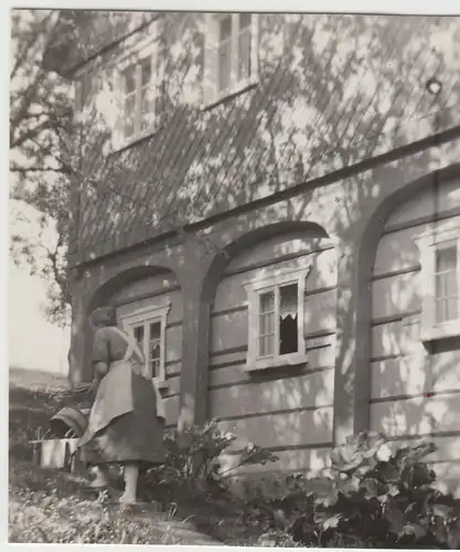 (F25063) Orig. Foto Wehrsdorf, Frau an einem Umgebindehaus 1936