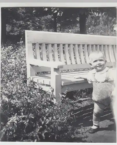 (F25045) Orig. Foto Kleinkind an einer Parkbank 1936