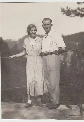 (F25037) Orig. Foto Hermannseck, Personen am Geländer, Wanderung 1935