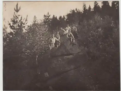 (F25001) Orig. Foto Personen auf Felsen bei Wehrsdorf 1933