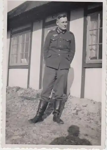 (F2500) Orig. Foto 2.WK Wehrmacht-Soldat Hans vor Gebäude "Klitly", 1941