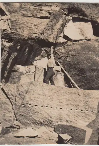 (F24998) Orig. Foto Mann mit Hammer am Felsen bei Wehrsdorf 1933