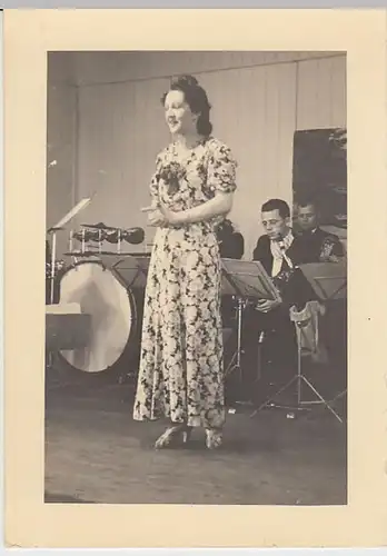 (F2499) Orig. Foto 2.WK, Gesangsvortrag e. Dame für Marinesoldaten, 1940er