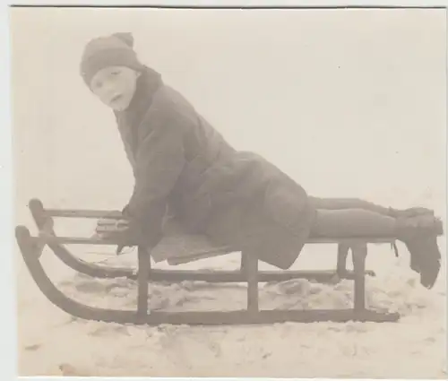 (F24984) Orig. Foto Junge liegt auf Schlitten, Winter 1928
