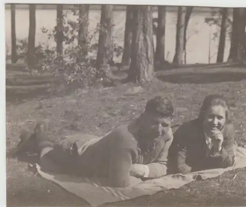 (F24980) Orig. Foto Berlin Grunewald, Personen a. Wiese am See o. Havel 1928