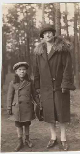 (F24973) Orig. Foto Frau u. Junge spazieren in Berlin Grunewald 1928