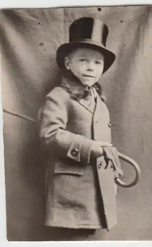 (F24963) Orig. Mini-Foto kleiner Junge mit Stock und Zylinder 1927