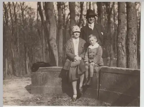 (F24961) Orig. Foto Personen, Familie auf kleiner Mauer im Wald, 1927