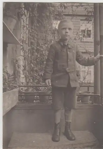 (F24958) Orig. Foto kleiner Junge auf einem Balkon i. Berlin Neukölln 1927